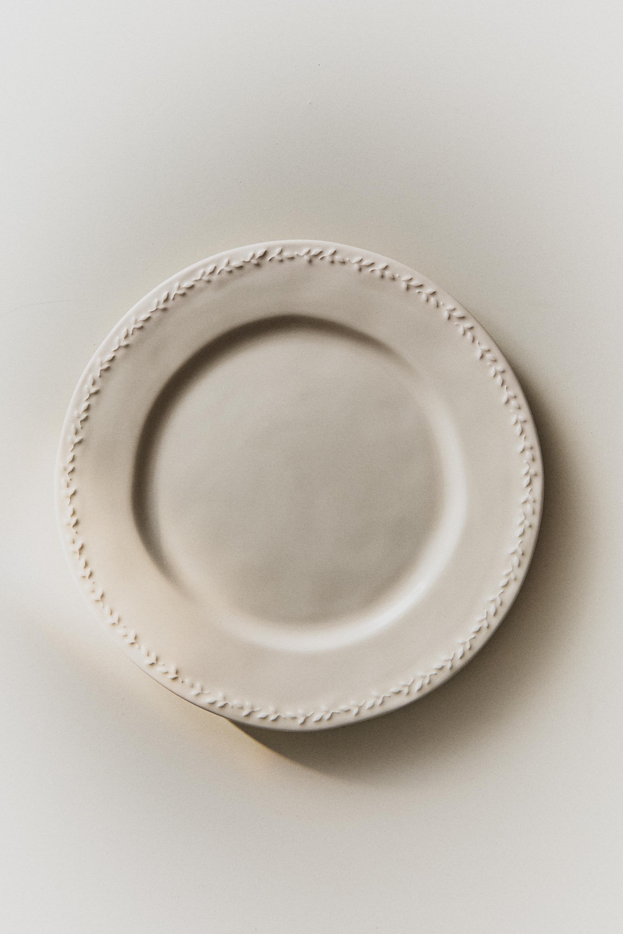 EARTHENWARE DINNER PLATE WITH RAISED BORDER